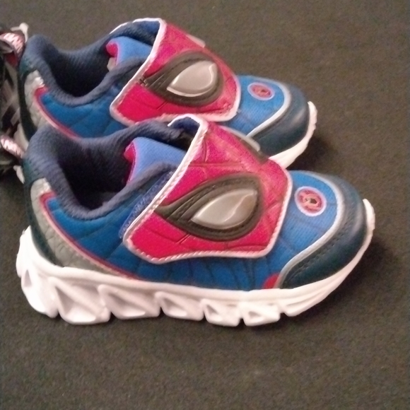 Spiderman Light Up Tennis Shoes - Picture 6 of 8